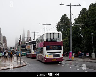 Edinburgh, Schottland, Großbritannien. 13. August 2018. Die Princes Street Hotel General Manager will Busse von der Princes Street entfernt. Edinburgh City Rat wird ein 8 Woche Beratung nächste Woche starten auf, wie zu verändern, wie Menschen in der Stadt bewegen. Stockfoto