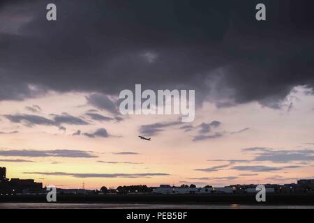 London Am 13. August 2018: ein Flugzeug hebt ab London City Airport durch schwere Gewitterwolken über East London von Woolwich gesehen. Credit: Claire Doherty/Alamy leben Nachrichten Stockfoto