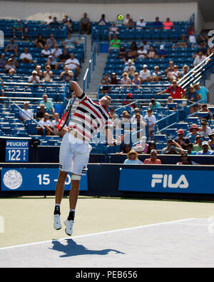 Mason, Ohio, USA. August 13, 2018: John Isner (USA) dient den Ball zurück zu Sam Querrey (USA) an der Westlichen südlichen Öffnen in Brent Clark/Alamy leben Nachrichten Stockfoto