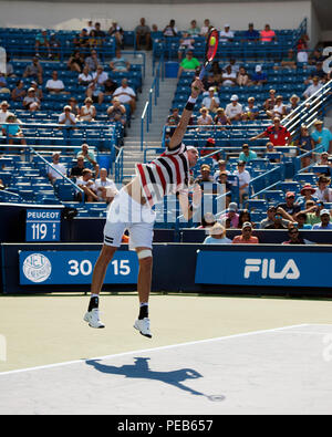 Mason, Ohio, USA. August 13, 2018: John Isner (USA) schlägt den Ball zurück zu Sam Querrey (USA) an der Westlichen südlichen Öffnen in Brent Clark/Alamy leben Nachrichten Stockfoto