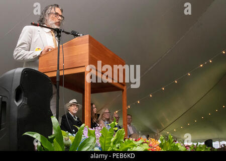 Peterborough, NH (USA). 12. April 2018. Michael Chabon, Vorsitzender des Vorstands der MacDowell Colony, spricht während Medal Award Zeremonie an der MacDowell Colony in Peterborough, NH (USA). Die 2018 jährliche Auszeichnung wurde Art Spiegelman, links Chabon vorgestellt. Neben Spiegelmans sitzend, von Links nach Rechts: Hillary Rutsche, Professor für Kunst + Design an der Northeastern University; Cheryl Junge, scheidender Geschäftsführer der Kolonie; Andrew Sencha, Präsident; David Macy, Resident Director. Spiegelman, Autor des Pulitzer Prize winning Graphic Novel 'Maus', die Auszeichnung "für seine contributio empfangen Stockfoto