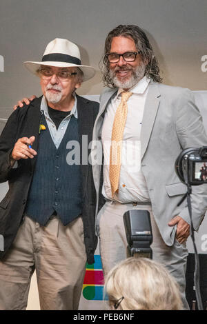 Peterborough, NH (USA). 12. April 2018. Grafische Schriftsteller Art Spiegelman, Links, und Michael Chabon, Vorstandsvorsitzender der MacDowell Colony, posieren für den Fotografen nach dem Edward MacDowell Medaille Preisverleihung Sonntag an der MacDowell Colony in Peterborough. Spiegelman, Autor des Pulitzer Prize winning Graphic Novel 'Maus', die Auszeichnung "für seine Beiträge zu Comics und Amerikanische Kultur" erhalten. Mike Plotczyk/Alamy leben Nachrichten Stockfoto