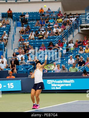 Mason, Ohio, USA. 13. August 2018: Daria Gavrilova (AUS) schlägt den Ball zurück zu Serena Wiliams (USA) an der Westlichen südlichen Öffnen in Brent Clark/Alamy leben Nachrichten Stockfoto