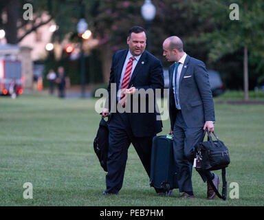 Daniel Scavino jr., Assistent des Präsidenten (links) und Senior Advisor für Politik, Stephen Miller (rechts) zurück zu dem Weißen Haus in Washington, DC, August 13, 2018. Quelle: Chris Kleponis/Pool über CNP/MediaPunch Stockfoto