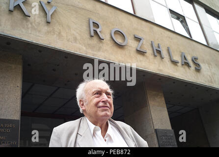 08. August 2018, in der Tschechischen Republik, Prag: Der Zeitzeuge und radio Journalist Richard Seemann steht vor dem Radio Gebäude in Prag, wo die sowjetischen Truppen am 21. August 1968 angekommen. Es gab Kämpfe vor dem Gebäude, den Tod von 17 Zivilisten. "Rozhlas' bedeutet 'Radio' in der Tschechischen. Foto: Michael Heitmann/dpa Stockfoto