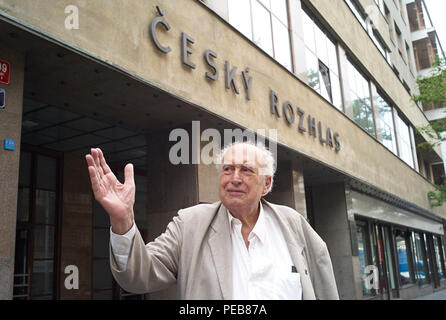 08. August 2018, in der Tschechischen Republik, Prag: Der Zeitzeuge und radio Journalist Richard Seemann steht vor dem Radio Gebäude in Prag, wo die sowjetischen Truppen am 21. August 1968 angekommen. Es gab Kämpfe vor dem Gebäude, den Tod von 17 Zivilisten. "Rozhlas' bedeutet 'Radio' in der Tschechischen. Foto: Michael Heitmann/dpa Stockfoto