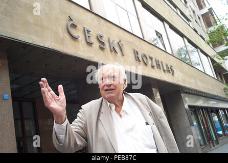 08. August 2018, in der Tschechischen Republik, Prag: Der Zeitzeuge und radio Journalist Richard Seemann steht vor dem Radio Gebäude in Prag, wo die sowjetischen Truppen am 21. August 1968 angekommen. Es gab Kämpfe vor dem Gebäude, den Tod von 17 Zivilisten. "Rozhlas' bedeutet 'Radio' in der Tschechischen. Foto: Michael Heitmann/dpa Stockfoto