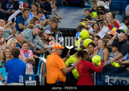 Cincinnati, OH, USA. 13 Aug, 2018. Serena Williams aus den Vereinigten Staaten Autogramme nach ihrem ersten Umlauf gewinnen an der Westlichen und Südlichen öffnen 2018 WTA Premier 5 Tennis Turnier. Cincinnati, Ohio, USA, 13. August 2018. Quelle: AFP 7/ZUMA Draht/Alamy leben Nachrichten Stockfoto