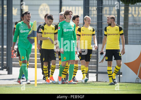 Die Dortmunder Spieler den Platz geben, Links zu rightn. r. torhüter Eric ROTHENPIELER (DO), Julian WEIGL (DO), Marius WOLF (DO), Torhüter Marwin HITZ (DO), Thomas DELANEY (DO), Sebastian RODE (TUN), Marcel Schmelzer (TUN), vollständige Abbildung, Fußball 1. Bundesliga, Borussia Dortmund (DO), drücken Sie Termin am 10.08.2018 in Dortmund/Deutschland. € | Nutzung weltweit Stockfoto