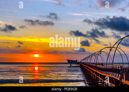 Southport, Merseyside, 13.08.2018. UK Wetter. Sonnenuntergang Farben auf den weitläufigen Sand der Sefton Coast. Credit: MediaWorldImages/Alamy leben Nachrichten Stockfoto