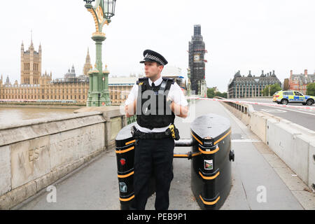 London, 14. August 2018. Die Westminster Bridge ist Abgesperrt von der Polizei in der Öffentlichkeit und den Verkehr nach einer Sicherheit terror Zwischenfall in Westminster, nachdem ein Fahrzeug wird berichtet, zerschmettert haben Sicherheit Sperren vor dem Unterhaus des Parlaments Credit: Amer ghazzal/Alamy Live News Credit: Amer ghazzal/Alamy leben Nachrichten Stockfoto