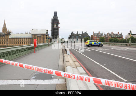 London, 14. August 2018. Die Westminster Bridge ist Abgesperrt von der Polizei in der Öffentlichkeit und den Verkehr nach einer Sicherheit terror Zwischenfall in Westminster, nachdem ein Fahrzeug wird berichtet, zerschmettert haben Sicherheit Sperren vor dem Unterhaus des Parlaments Credit: Amer ghazzal/Alamy Live News Credit: Amer ghazzal/Alamy leben Nachrichten Stockfoto