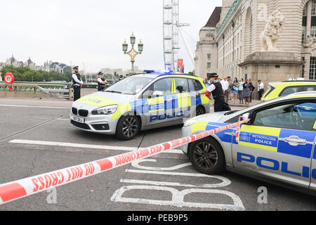 London, 14. August 2018. Die Westminster Bridge ist Abgesperrt von der Polizei in der Öffentlichkeit und den Verkehr nach einer Sicherheit terror Zwischenfall in Westminster, nachdem ein Fahrzeug wird berichtet, zerschmettert haben Sicherheit Sperren vor dem Unterhaus des Parlaments Credit: Amer ghazzal/Alamy Live News Credit: Amer ghazzal/Alamy leben Nachrichten Stockfoto