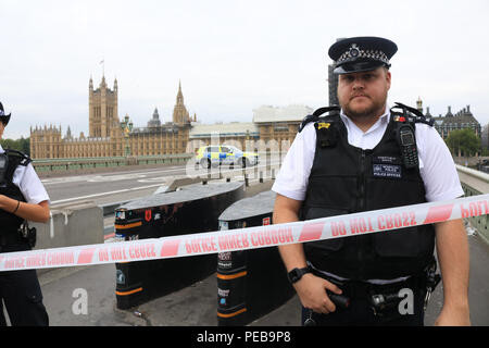 London, 14. August 2018. Die Westminster Bridge ist Abgesperrt von der Polizei in der Öffentlichkeit und den Verkehr nach einer Sicherheit terror Zwischenfall in Westminster, nachdem ein Fahrzeug wird berichtet, zerschmettert haben Sicherheit Sperren vor dem Unterhaus des Parlaments Credit: Amer ghazzal/Alamy Live News Credit: Amer ghazzal/Alamy leben Nachrichten Stockfoto