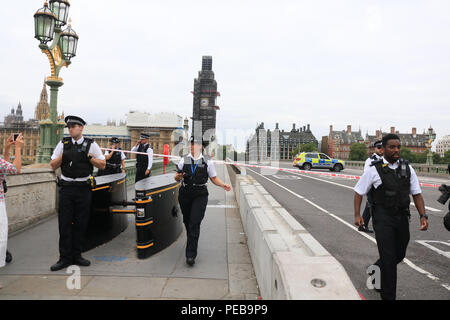 London, 14. August 2018. Die Westminster Bridge ist Abgesperrt von der Polizei in der Öffentlichkeit und den Verkehr nach einer Sicherheit terror Zwischenfall in Westminster, nachdem ein Fahrzeug wird berichtet, zerschmettert haben Sicherheit Sperren vor dem Unterhaus des Parlaments Credit: Amer ghazzal/Alamy Live News Credit: Amer ghazzal/Alamy leben Nachrichten Stockfoto