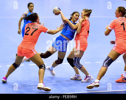 (180814) -- JAKARTA, Aug 14, 2018 (Xinhua) - maninder Kaur (C) der Indien konkurriert beim Handball der Frauen Gruppe eine Übereinstimmung zwischen Indien und Kasachstan bei den Asian Games 2018 in Jakarta, Indonesien am 12.08.14., 2018. Indien verloren 19-36. (Xinhua / Yue Yuewei) Stockfoto