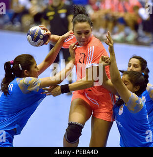 Jakarta. 14 Aug, 2018. Natalya Ilina (C) der Kasachstan konkurriert beim Handball der Frauen Gruppe eine Übereinstimmung zwischen Indien und Kasachstan bei den Asian Games 2018 in Jakarta, Indonesien am 12.08.14., 2018. Indien verloren 19-36. Credit: Yue Yuewei/Xinhua/Alamy leben Nachrichten Stockfoto