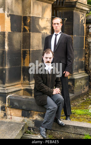 Edinburgh, Schottland, Großbritannien. August 2018. Edinburgh Fringe Festival Canongate Churchyard, Edinburgh, Schottland, Vereinigtes Königreich. Dominic Allen und Simon Maeder präsentieren Providence, eine düstere Komödie über das Leben und die Werke des amerikanischen Horrorschriftstellers HP Lovecraft von Turnpike Productions. Die Gewinner des Show of the Week Awards beim VAULT Festival 2018 präsentieren sie. Simon Maeder spielt HP Lovecraft und Dominic Allen spielt Edgar Allan Poe Stockfoto