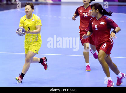 (180814) -- JAKARTA, Aug 14, 2018 (Xinhua) - Yokoshima Aya (1 L) von Japan konkurriert während der Frauen Handball Gruppe B Spiel zwischen Japan und Thailand an den Asian Games 2018 in Jakarta, Indonesien am 12.08.14., 2018. Japan gewann 41:16. (Xinhua / Yue Yuewei) Stockfoto