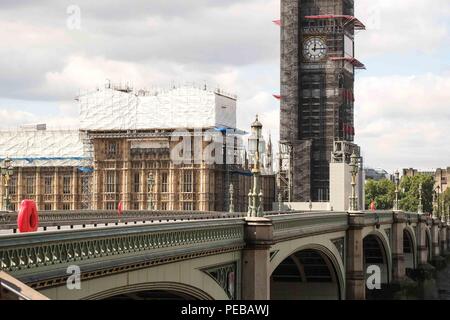 London, 14. August 2018: Westminster Bridge für den Verkehr gesperrt ist nach einem Mann, der ein Auto fährt und dann in die Sicherheit Sperren außerhalb des Parlaments. Mehrere Menschen wurden verletzt. Credit: Claire Doherty/Alamy leben Nachrichten Stockfoto