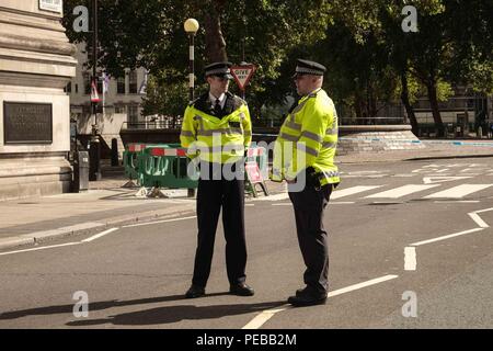 London, 14. August 2018: Polizei Cordon in der Nähe von Westminster Abbey nach einem Mann, der ein Auto fährt und dann in die Sicherheit Sperren außerhalb des Parlaments. Mehrere Menschen wurden verletzt. Credit: Claire Doherty/Alamy leben Nachrichten Stockfoto