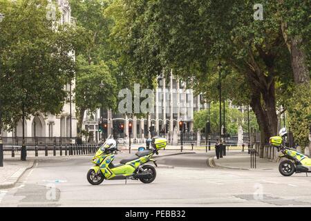 London, 14. August 2018: Polizei Cordon in der Nähe von Westminster Abbey nach einem Mann, der ein Auto fährt und dann in die Sicherheit Sperren außerhalb des Parlaments. Mehrere Menschen wurden verletzt. Credit: Claire Doherty/Alamy leben Nachrichten Stockfoto