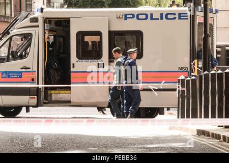 London, 14. August 2018: Polizei cordon am Westminster Abbey nach einem Mann, der ein Auto fährt und dann in die Sicherheit Sperren außerhalb des Parlaments. Mehrere Menschen wurden verletzt. Credit: Claire Doherty/Alamy leben Nachrichten Stockfoto