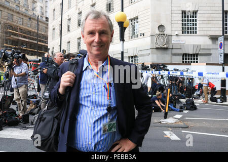 London, 14. August 2018. Nigel Evans Konservative MP für Ribble Valley aarives in der Nähe der Szene nach einem Security Alert und mutmaßlichen Terroranschlag in Westminster, nachdem ein Fahrzeug wird berichtet, stürzte Sicherheitsbarrieren vor dem Unterhaus des Parlaments Gutschrift haben: Amer ghazzal/Alamy Live News Credit: Amer ghazzal/Alamy leben Nachrichten Stockfoto