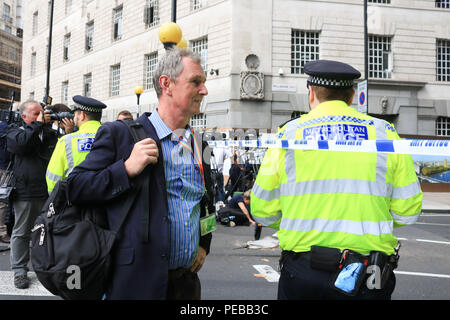 London, 14. August 2018. Nigel Evans Konservative MP für Ribble Valley aarives in der Nähe der Szene nach einem Security Alert und mutmaßlichen Terroranschlag in Westminster, nachdem ein Fahrzeug wird berichtet, stürzte Sicherheitsbarrieren vor dem Unterhaus des Parlaments Gutschrift haben: Amer ghazzal/Alamy Live News Credit: Amer ghazzal/Alamy leben Nachrichten Stockfoto