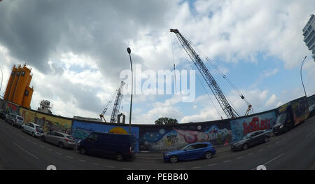 14. August 2018, Berlin, Deutschland: baukräne stehen hinter der East Side Gallery an der Spree. Es gibt Pläne, ein Hotel und Wohnungen zu bauen. Foto: Paul Zinken/dpa Stockfoto