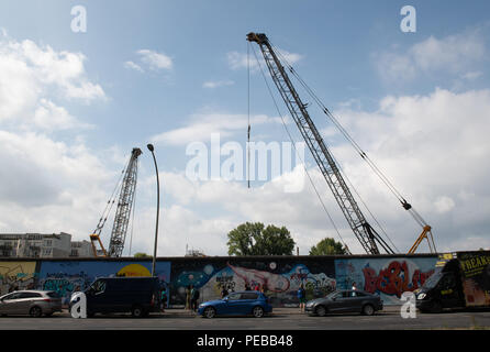 14. August 2018, Berlin, Deutschland: baukräne stehen hinter der East Side Gallery an der Spree. Es gibt Pläne, ein Hotel und Wohnungen zu bauen. Foto: Paul Zinken/dpa Stockfoto