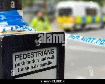 Westminster. London. UK, 14. August 2018 - die Polizei in Westminster gesehen, nachdem ein Auto in Sicherheit Sperren vor dem House of Lords abgestürzt. Drei Fußgänger sind verletzt und ins Krankenhaus gebracht. Den Treiber von Midlands verhaftet worden. Kredit Roamwithrakhee/Alamy leben Nachrichten Stockfoto