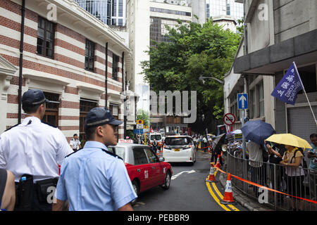 August 13, 2018 - Hongkong, China - Pro-Independence Unterstützer sind zahlenmäßig durch Polizei und Demonstranten außerhalb des FCC. .. Zwei gegnerische Gruppen sammeln außerhalb des Auslandskorrespondenten Club in Hongkong, einem zur Unterstützung Ihrer Hosting ein Gespräch mit unabhängigen Parteichef Andy Chan, und die anderen - in der Opposition. Hongkong ist, Maßnahmen zu ergreifen, um rechtliche der Partei zu beseitigen. (Bild: © Viola Gaskell/SOPA Bilder über ZUMA Draht) Stockfoto