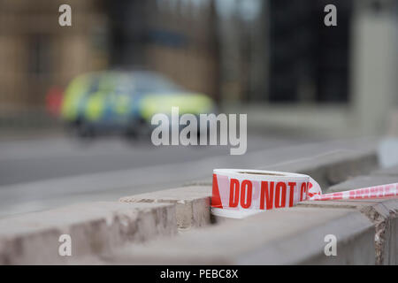 London, Großbritannien, 14. August 2018: Polizei Bandblöcke Westminster Bridge und Westminster Erfahrungen die Lockdown mit umfangreichen Absperrungen und die Schließung von vielen Straßen nach dem, was die Polizei anrufen einer terroristischen Vorfall, bei dem ein Auto war in Sicherheit Sperren außerhalb des Parlaments in London stürzte, am 14. August 2018 in London, England. Foto von Richard Baker/Alamy Leben Nachrichten. Stockfoto