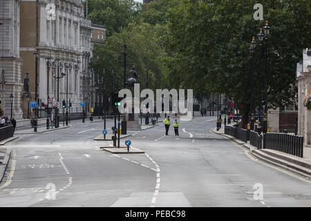 London, Großbritannien, 14. August 2018: Polizei block Whitehall wie Westminster Erfahrungen die Lockdown mit umfangreichen Absperrungen und die Schließung von vielen Straßen nach dem, was die Polizei anrufen einer terroristischen Vorfall, bei dem ein Auto war in Sicherheit Sperren außerhalb des Parlaments in London stürzte, am 14. August 2018 in London, England. Foto von Richard Baker/Alamy Leben Nachrichten. Stockfoto