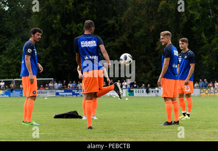 Hoepfingen, Deutschland. 14 Aug, 2018. Dominik Stroh-Engel (KSC), Marvin Pourie (KSC) und Marco Thiede (KSC) Aufwärmen vor dem Spiel. GES/Fußball/BFV Pokal: TSV Hoepfingen - Karlsruher SC, 14.08.2018 Fußball: BFV Pokal: Hoepfingen - Karlsruhe, Hoepfingen, August 14, 2018 | Verwendung der weltweiten Kredit: dpa/Alamy leben Nachrichten Stockfoto