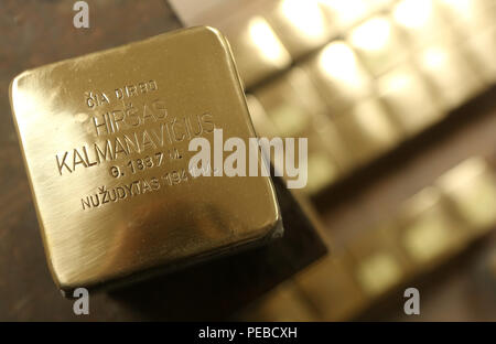 Berlin, Deutschland. 14. Aug 2018. Abgeschlossen Stolpersteine (tumbling Block' in Deutscher Sprache) sind in der Bildhauer Michael Friedrichs-Friedlaender's Werkstatt, wo die Plaques hergestellt werden, in Berlin, Deutschland, am 14. August 2018. Der Stolperstein Projekt, in dem Plaketten vor der Wohnungen oder Arbeitsstätten des Holocaust Opfer sind, dass Sie gedenken, wurde vom Künstler Gunter Demnig 1995 begann. Quelle: Adam Berry/Alamy leben Nachrichten Stockfoto