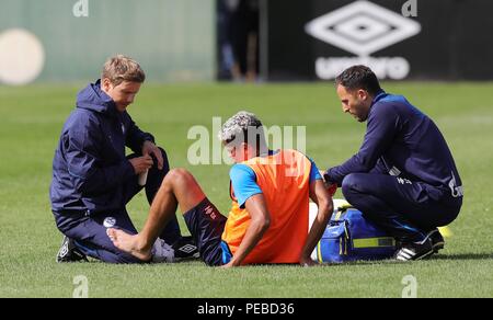 Gelsenkirchen, Deutschland. 14 Aug, 2018. firo: 14.08.2018, Fußball, 1.Bundesliga, Saison 2018/2019, FC Schalke 04, Training, Verletzungen, Behandlung Amin HARIT auf dem Fuß, toe, richtigen Trainer TEDESCO | Verwendung der weltweiten Kredit: dpa/Alamy leben Nachrichten Stockfoto