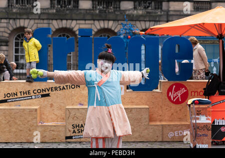 Edinburgh, Schottland. 14. August 2018. Eine Street Performer jongliert Tennisbälle vor Massen an Edinburghs Royal Mile im Rahmen des Edinburgh Festival Fringe. Ben Collins/Alamy leben Nachrichten Stockfoto