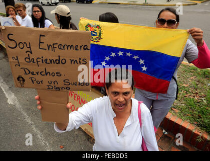 Valencia, Carabobo, Venezuela. 14 Aug, 2018. August 14, 2018. Krankenschwestern angekündigt zu gehen im Miraflores Palast, in dem venezolanischen Präsidenten, Nicolas Maduro, entsendet zu protestieren. Sie haben schon 51 Tage des Protestes bestanden und keine Antwort von der Regierung erhalten. Gleichzeitig verurteilte erneut die schlechte Arbeitsbedingungen, Mangel an Medikamenten und medizinischer Versorgung. Das Plakat sagt: "Ich bin Krankenschwester und verteidige ich meine Rechte für einen anständigen Lohn''. In Valencia, Carabobo Zustand. Foto: Juan Carlos Hernandez Credit: Juan Carlos Hernandez/ZUMA Draht/Alamy leben Nachrichten Stockfoto