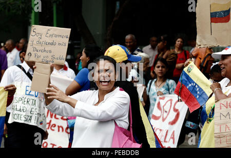 Valencia, Carabobo, Venezuela. 14 Aug, 2018. August 14, 2018. Krankenschwestern angekündigt zu gehen im Miraflores Palast, in dem venezolanischen Präsidenten, Nicolas Maduro, entsendet zu protestieren. Sie haben schon 51 Tage des Protestes bestanden und keine Antwort von der Regierung erhalten. Gleichzeitig verurteilte erneut die schlechte Arbeitsbedingungen, Mangel an Medikamenten und medizinischer Versorgung. Das Plakat sagt: "Ich bin Krankenschwester und verteidige ich meine Rechte für einen anständigen Lohn''. In Valencia, Carabobo Zustand. Foto: Juan Carlos Hernandez Credit: Juan Carlos Hernandez/ZUMA Draht/Alamy leben Nachrichten Stockfoto