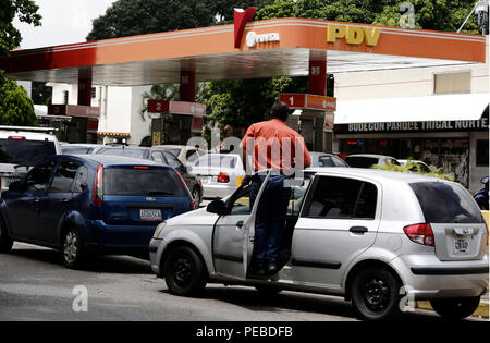 Valencia, Carabobo, Venezuela. 14 Aug, 2018. Agosto 14, 2018. Die Preise für Benzin in Venezuela wird hoch auf internationaler Preise, weil 'wir es praktisch Verschenken," sagte Präsident Nicol''¡s Maduro, wenn er die im Fernsehen übertragene Ankündigung. und für diese die Bewohner für zwei Jahre gefördert werden. An die Tatsache, dass die Fahrzeuge müssen registriert sein und ihre Besitzer in den Personalausweis eingetragen. Dass es nicht von den Gegnern der Maduro ausgeführt, da es verfassungswidrig angesehen wird. In Valencia, Carabobo, Foto: Juan Carlos Hernandez (Cr Stockfoto