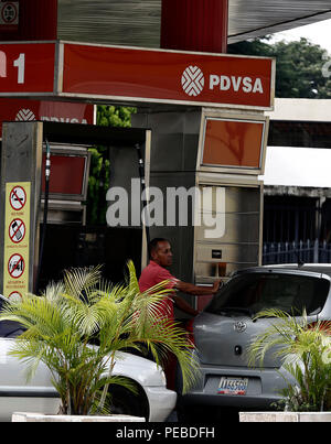 Valencia, Carabobo, Venezuela. 14 Aug, 2018. Agosto 14, 2018. Die Preise für Benzin in Venezuela wird hoch auf internationaler Preise, weil 'wir es praktisch Verschenken," sagte Präsident Nicol''¡s Maduro, wenn er die im Fernsehen übertragene Ankündigung. und für diese die Bewohner für zwei Jahre gefördert werden. An die Tatsache, dass die Fahrzeuge müssen registriert sein und ihre Besitzer in den Personalausweis eingetragen. Dass es nicht von den Gegnern der Maduro ausgeführt, da es verfassungswidrig angesehen wird. In Valencia, Carabobo, Foto: Juan Carlos Hernandez (Cr Stockfoto