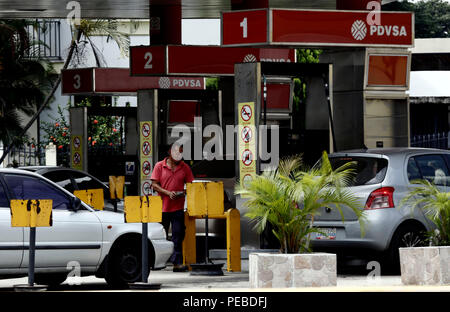 Valencia, Carabobo, Venezuela. 14 Aug, 2018. Agosto 14, 2018. Die Preise für Benzin in Venezuela wird hoch auf internationaler Preise, weil 'wir es praktisch Verschenken," sagte Präsident Nicol''¡s Maduro, wenn er die im Fernsehen übertragene Ankündigung. und für diese die Bewohner für zwei Jahre gefördert werden. An die Tatsache, dass die Fahrzeuge müssen registriert sein und ihre Besitzer in den Personalausweis eingetragen. Dass es nicht von den Gegnern der Maduro ausgeführt, da es verfassungswidrig angesehen wird. In Valencia, Carabobo, Foto: Juan Carlos Hernandez (Cr Stockfoto