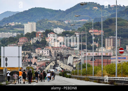 (180814) - Genua, Aug 14, 2018 (Xinhua) - Foto am 12.08.14, 2018 zeigt eine teilweise eingestürzten Brücke in Genua, Italien. In den 1960er Jahren erbaut, das Morandi Brücke ist eine wichtige Verbindung für die Hafenstadt Genua. (Xinhua / Alberto Lingria) (yg) (Foto von Xinhua/Sipa USA) Stockfoto