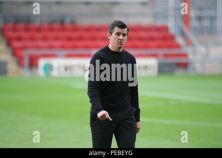 Crewe, Cheshire, UK. 14. August 2018. Fleetwood Stadt manager Joey Barton an der Schale Befestigung gegen Crewe Alexandra. Foto: Simon Newbury/Alamy leben Nachrichten Stockfoto