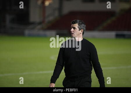 Crewe, Cheshire, UK. 14. August 2018. Fleetwood Stadt manager Joey Barton an der Schale Befestigung gegen Crewe Alexandra. Foto: Simon Newbury/Alamy leben Nachrichten Stockfoto