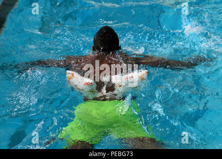 Hannover, Deutschland. 10 Aug, 2018. Ein junger Mann lernt mit der Unterstützung eines Swimming-Beihilfen in der Foessebad Pool zu schwimmen. Quelle: Holger Hollemann/dpa/Alamy leben Nachrichten Stockfoto