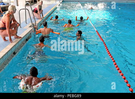 Hannover, Deutschland. 10 Aug, 2018. Schwimmlehrer Sandra Rother (links hinten) und Tochter Diandra Rother (L) einen Kurs überwachen und geben Schwimmkurse für junge Männer in der Foessebad Swimmingpool. (Auf dpa' Deutschland ist ein Land der nicht-Schwimmer?" vom 15.08.2018) Credit: Holger Hollemann/dpa/Alamy leben Nachrichten Stockfoto