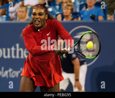 Mason, Ohio, USA. August 14, 2018: Serena Williams (USA) schlägt den Ball zurück zu Petra Kvitova (CZE) Am westlichen Süden öffnen, Mason, Ohio, USA. Brent Clark/Alamy leben Nachrichten Stockfoto